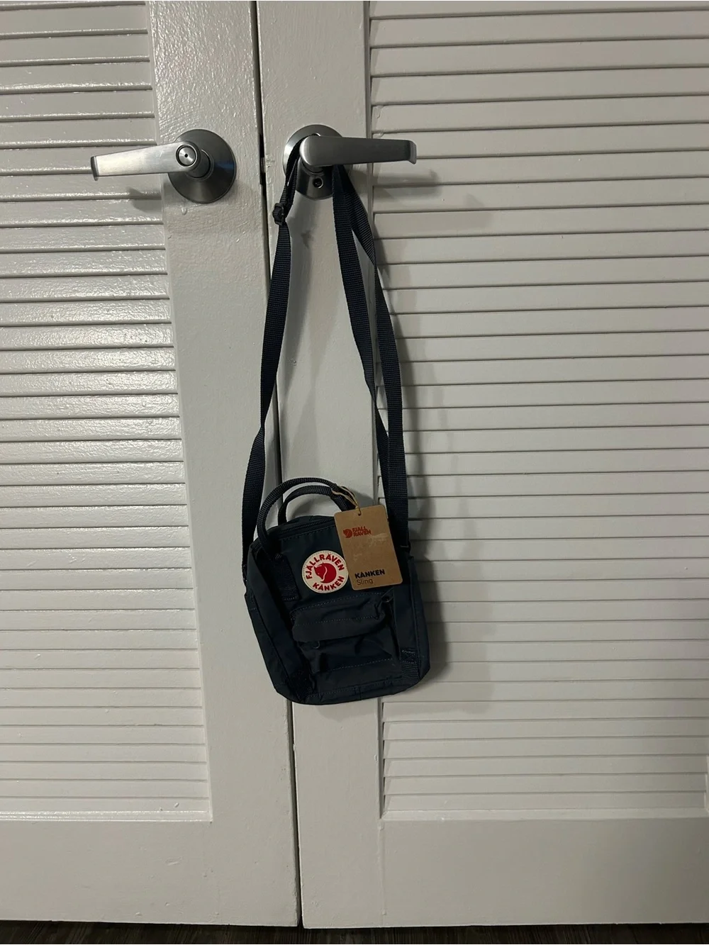 Fjallraven Kånken Small Crossbody Bag - Dark Gray with Red Logo